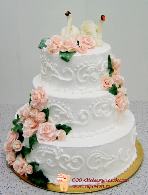 Белый свадебный трехъярусный торт с розовыми розами и лебедями